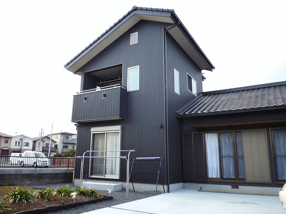 自然素材住宅008 ガルバリウム鋼板でシックな外観の増改築 アーベルホーム園畠建設
