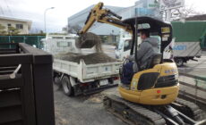 築、７年玄関前・砕石補充で車入れが楽に？